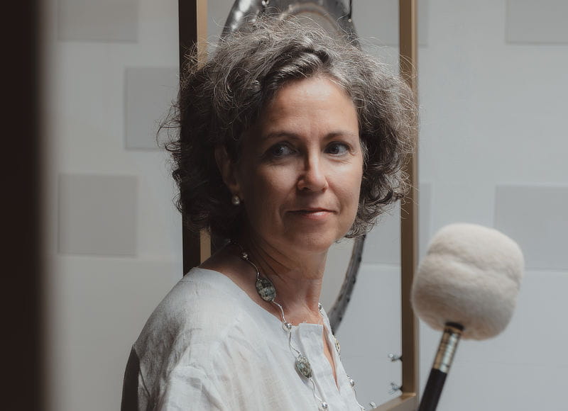 Retrato de Olga Muñoz junto a un gong y una maza de fieltro