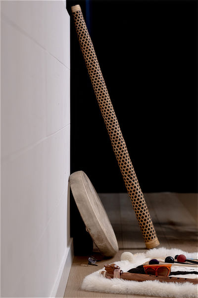 Tambor de marco, tubo de lluvia y pieles con instrumentos de terapia de sonido